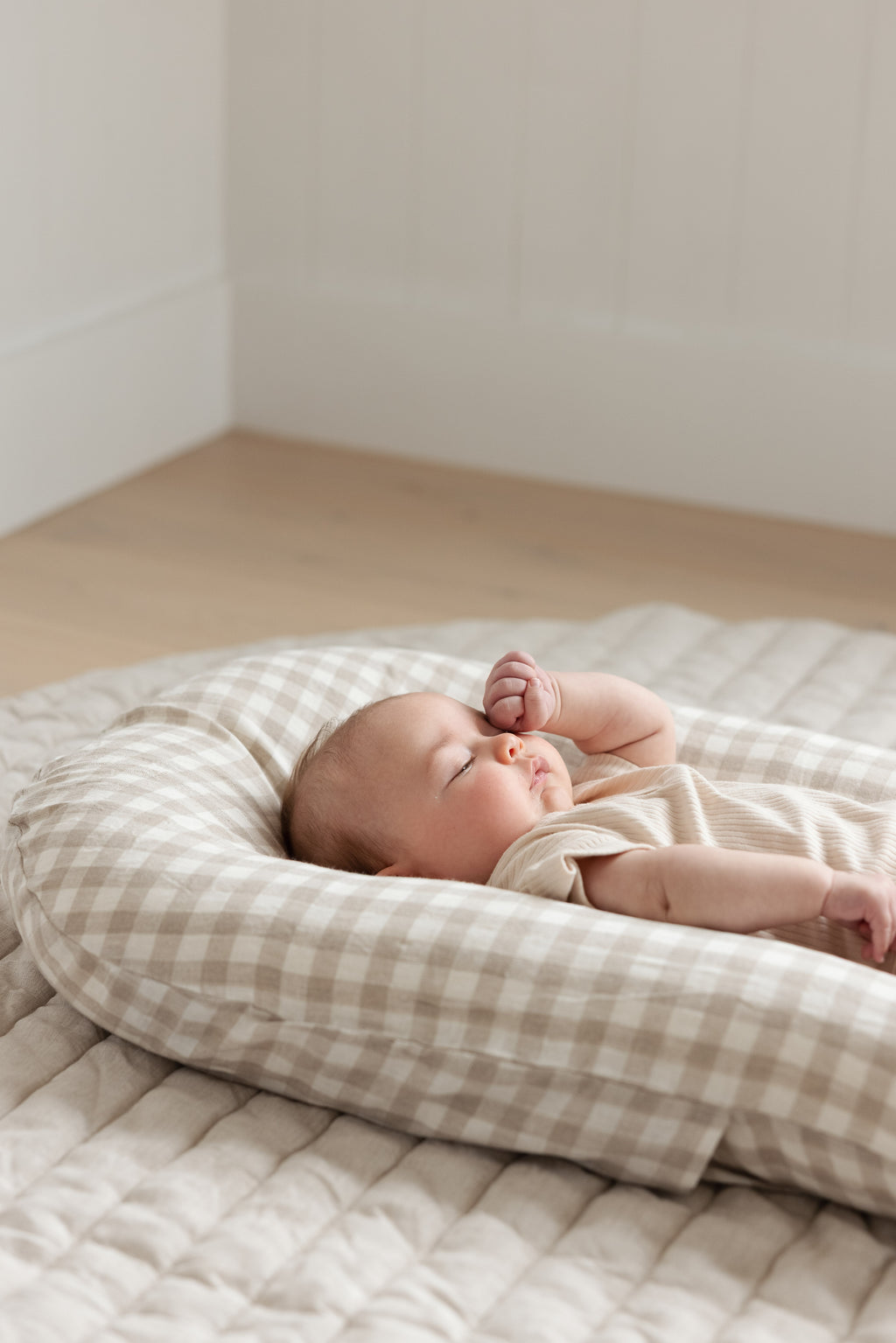 Baby Lounger Nest + Gingham Linen Cover